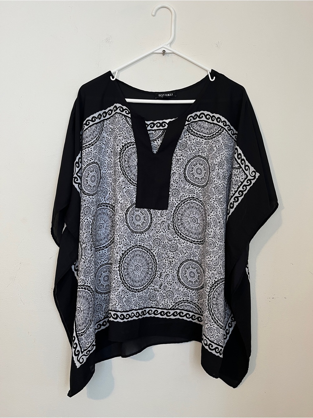 Roz & Ali Black and White Medallion print kimono top L lightweight women